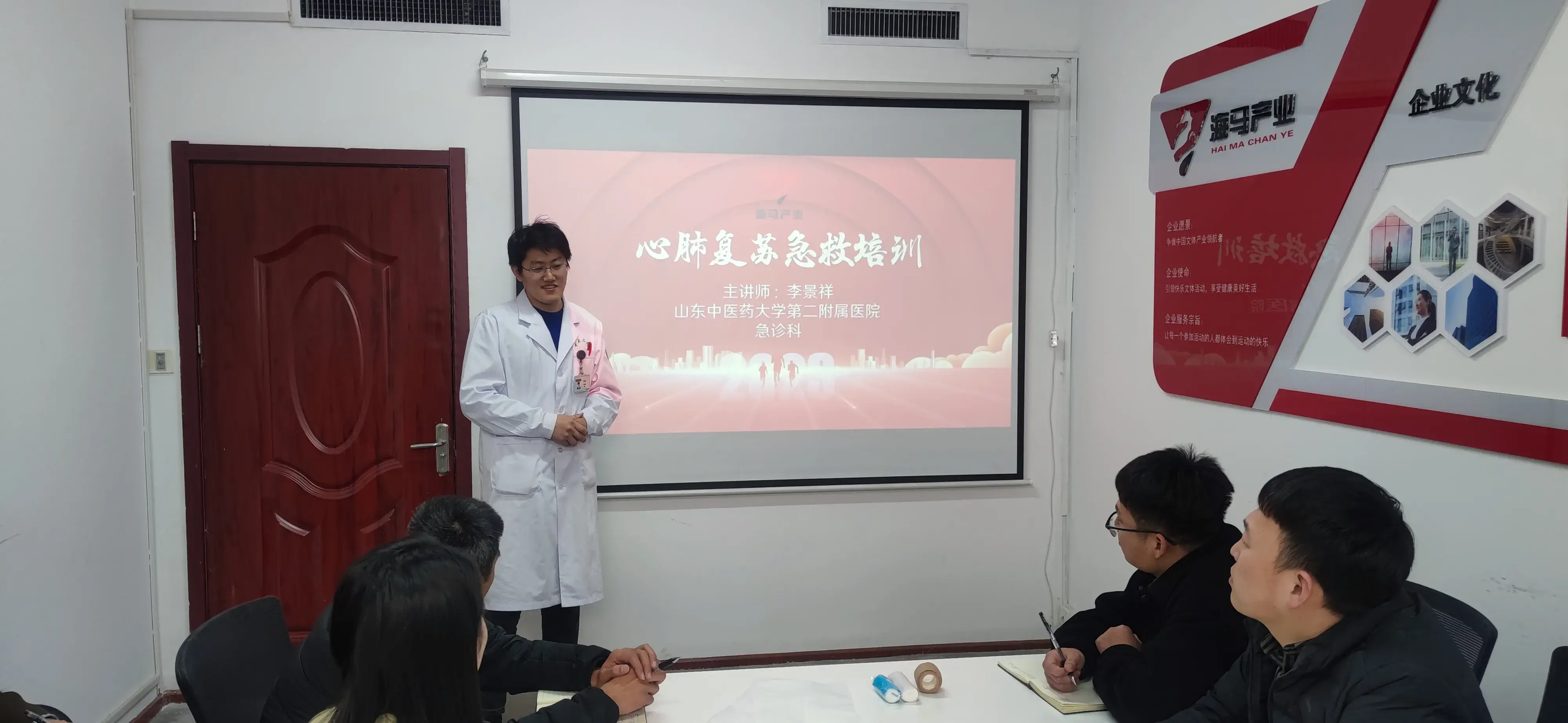 beat365组织进行心肺复苏急救培训